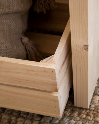 Mesa de centro de madera maciza en tono natural con ruedas de 120x45cm