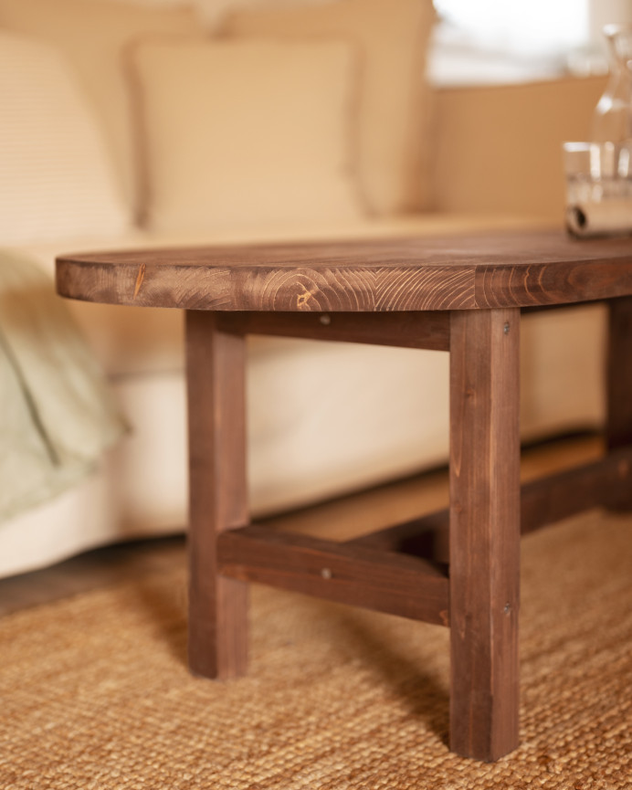Mesa de centro de madera maciza en tono nogal de 120x40cm