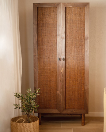 Armario de madera maciza y rafia en tono nogal 180x80cm