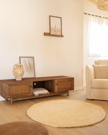 Mueble de TV de madera maciza y tejido de rafia de 2 puertas en tono nogal de 150x40cm