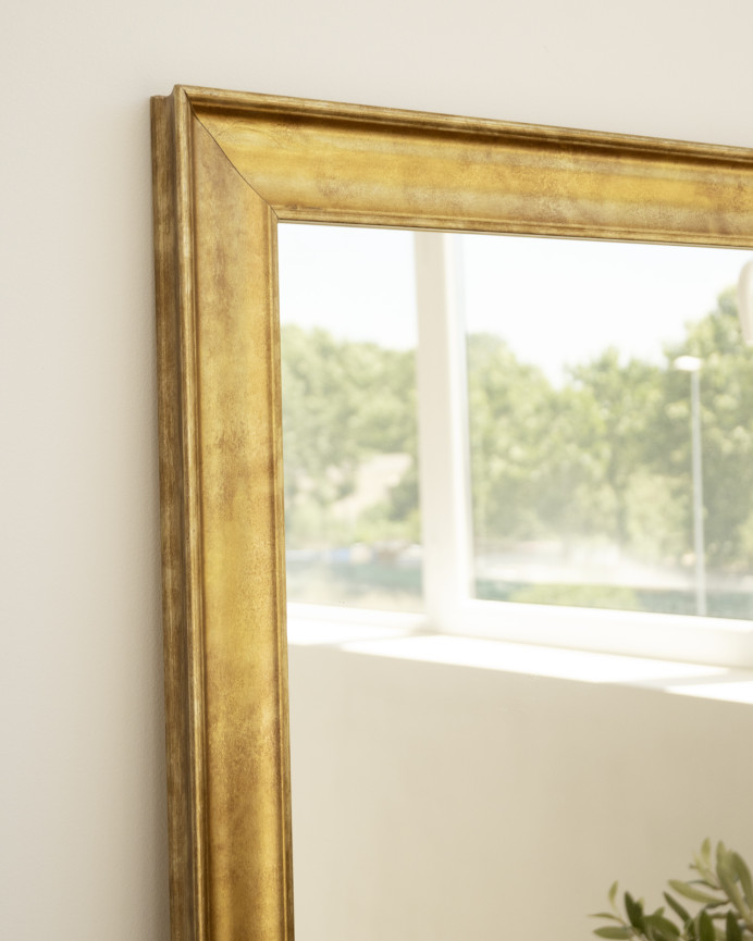 Espejo de madera maciza en acabado dorado con forma rectangular en varias medidas