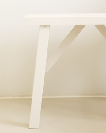 Taburete de madera maciza en tono blanco de 45x55cm