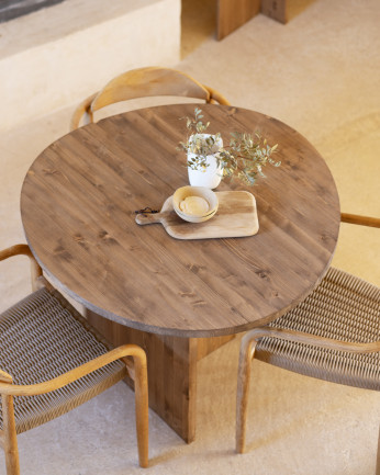 Mesa de comedor de madera maciza en tono roble oscuro de 100cm