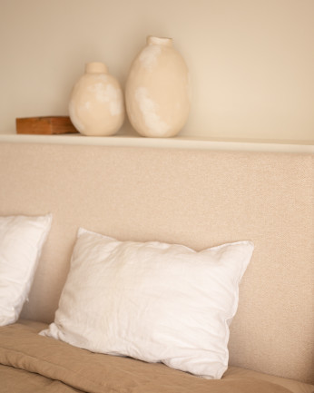 Pack de cabecero tapizado tono beige y 2 mesitas de noche de madera maciza tono natural varias medidas