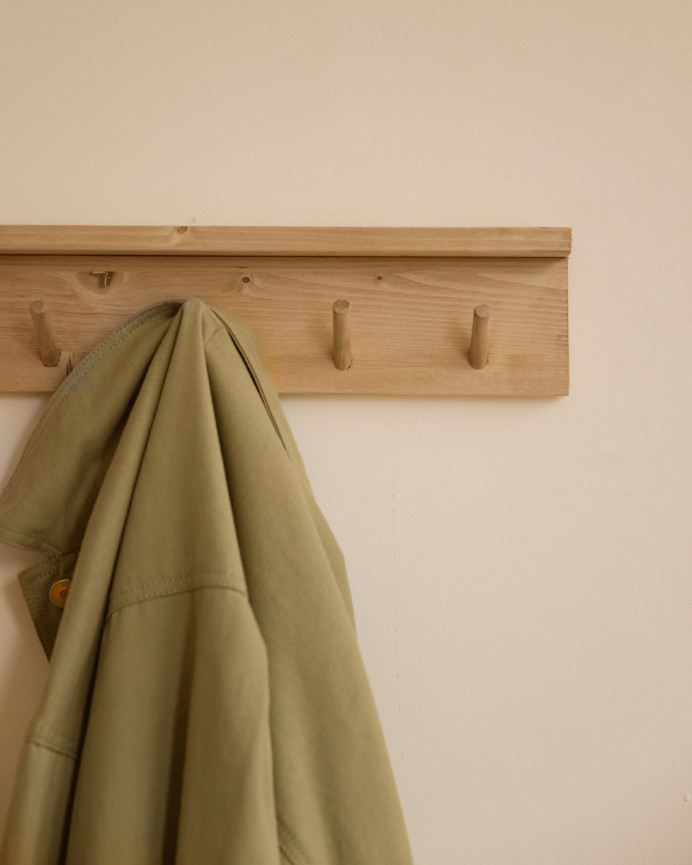 Colgador de pared de madera maciza en tono roble medio de 61x9,5cm
