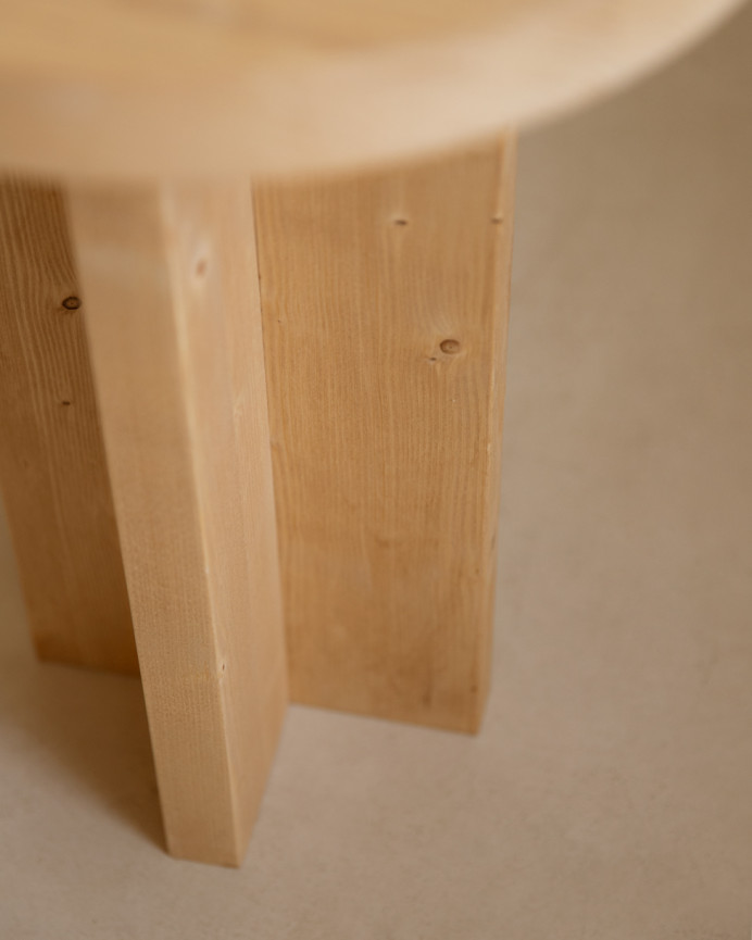 Taburete de madera maciza en tono roble medio de 45x35cm