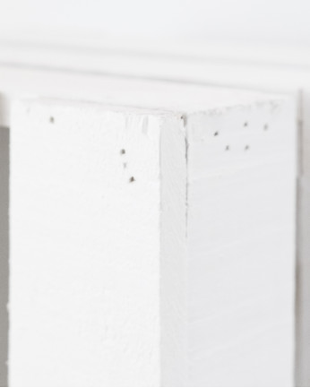 Taburete de madera maciza en tono blanco 30,5x49x26,5cm