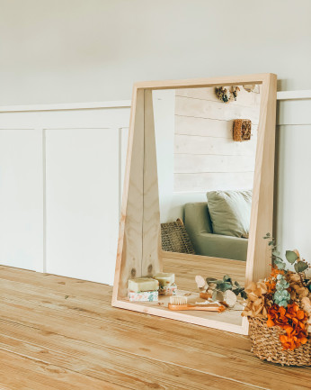 Espejo de pared rectangular con estante de madera maciza tono natural de 62.5x42cm