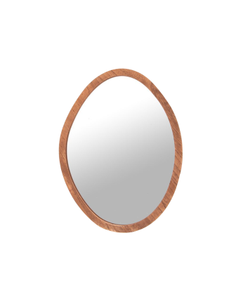 Espejo de madera con forma ovalada.