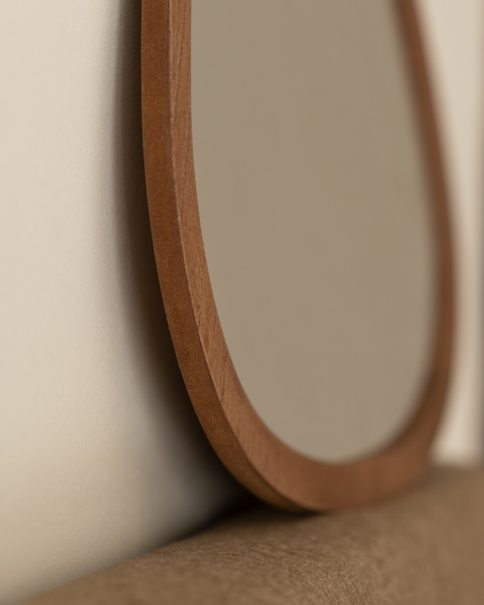 Espejo de madera con forma triangular redondeada.