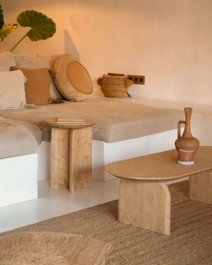 Mesa auxiliar de madera maciza en tono roble medio de 50x45cm