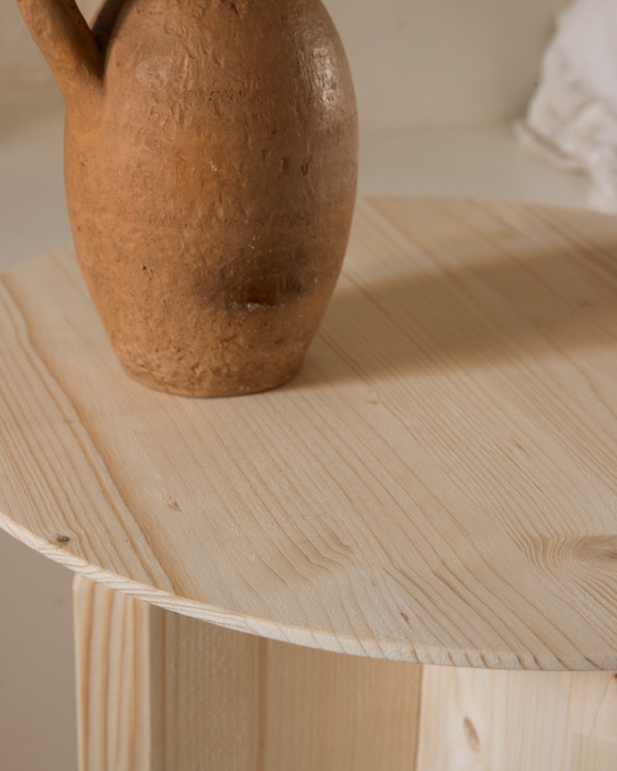 Mesa auxiliar de madera maciza en tono natural de 50x45cm