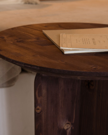 Mesa auxiliar de madera maciza en tono nogal de 50x45cm