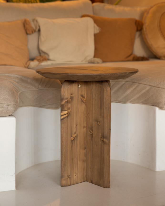 Mesa auxiliar de madera maciza en tono roble oscuro de 50x45cm