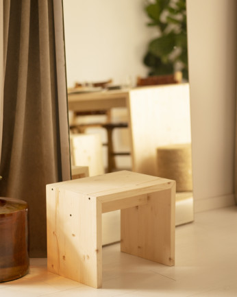 Pack mesa de comedor y 4 taburetes de madera maciza en tono natural de 120cm