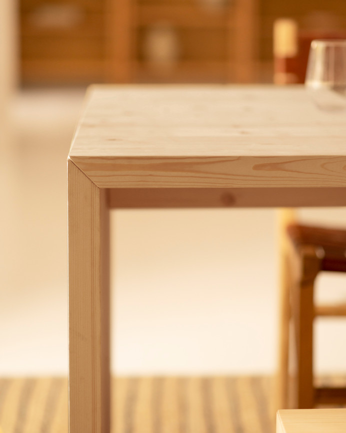 Pack mesa de comedor y 4 taburetes de madera maciza en tono roble medio de 120cm