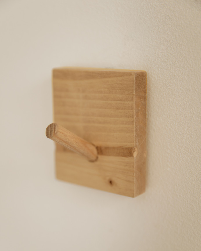 Colgador de pared de madera maciza en tono roble medio de 8x6cm