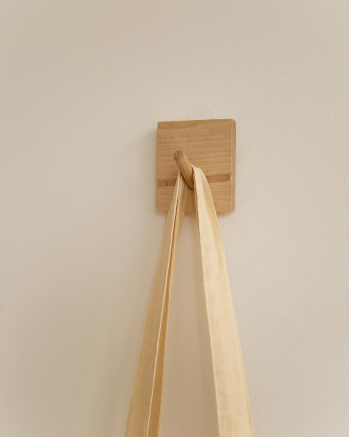 Colgador de pared de madera maciza en tono roble medio de 8x6cm