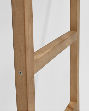 Escalera de madera maciza tono roble oscuro de 150x41cm.