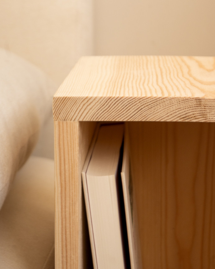 Mesita de noche o auxiliar madera maciza en tono natural de 60x20cm