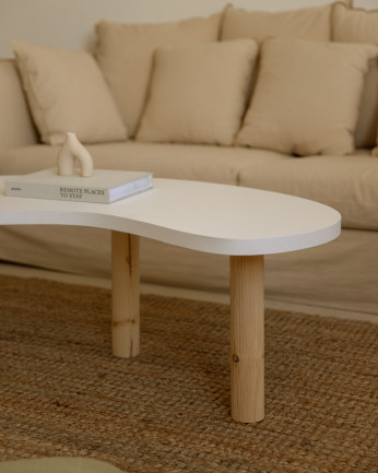 Mesa de centro de madera maciza formas orgánicas sobre en tono blanco y patas tono natural de varias medidas