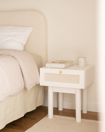 Mesita de noche de madera maciza y lino con un cajón en tono blanco de 40x45cm