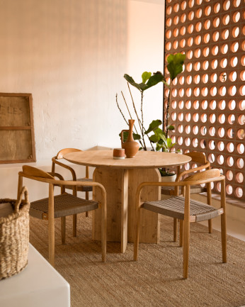 Mesa de comedor redonda de madera maciza en tono roble medio de 110cm