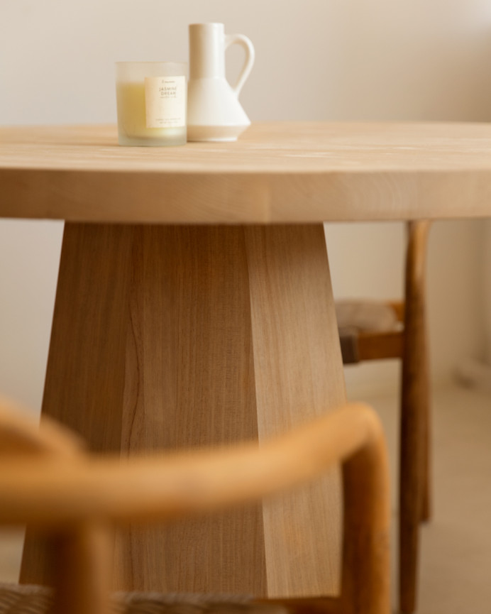 Mesa de comedor redonda de madera maciza en tono roble medio de Ø115