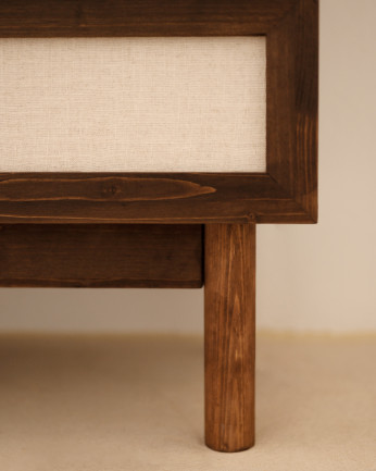 Cómoda de madera maciza y lino con seis cajones en tono nogal de 76x120cm