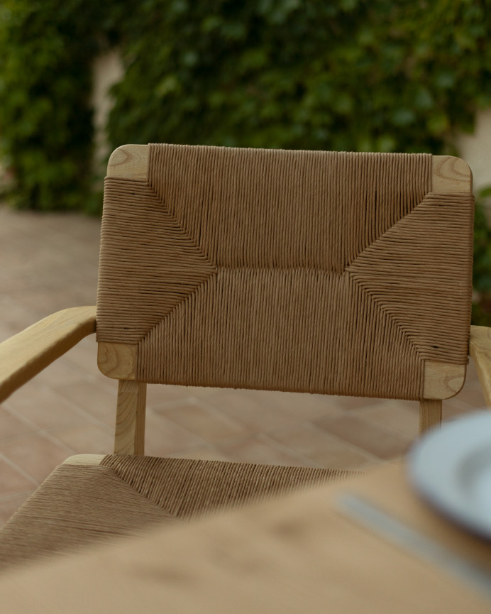 Butaca con estructura de madera de olmo y asiento de fibra natural de 84x83cm