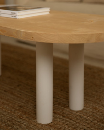Mesa de centro ovalada de madera maciza sobre en tono roble medio y patas tono blanco de 40x120cm