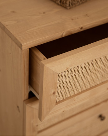 Pack de armario y cómoda 6 cajones de madera maciza y rafia en tono roble medio