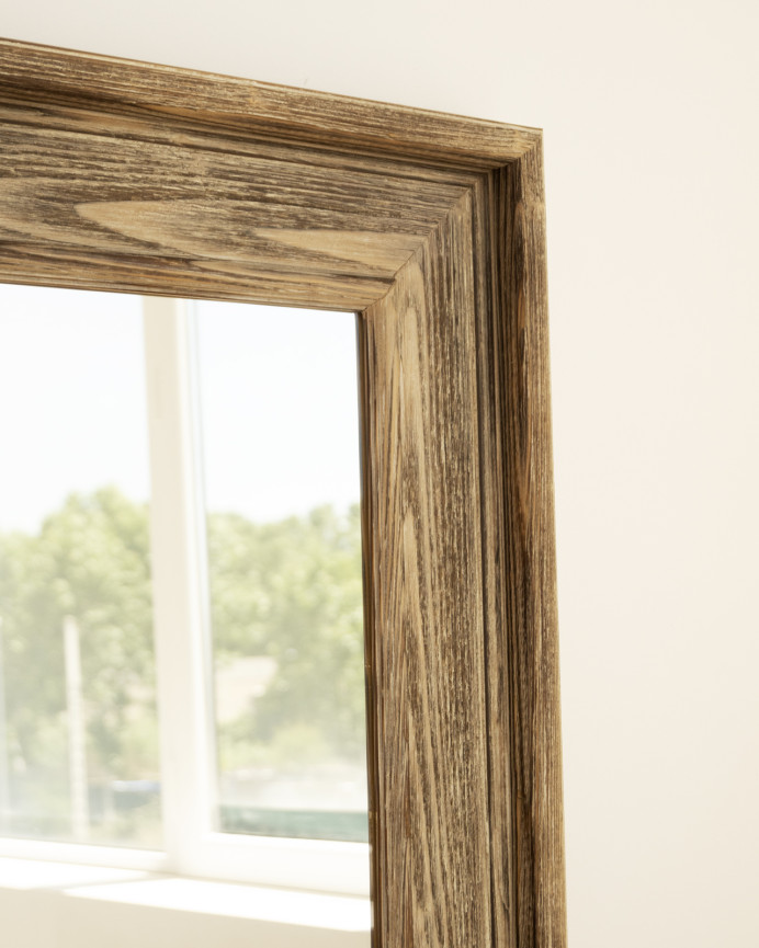 Espejo de madera maciza en forma rectangular acabado en nogal en varias medias.