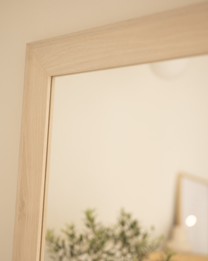 Espejo de pared rectangular elaborado con madera tonalidad arena en varias medidas