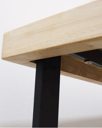 Mesa de madera maciza acabado natural con patas de hierro negras de varias medidas