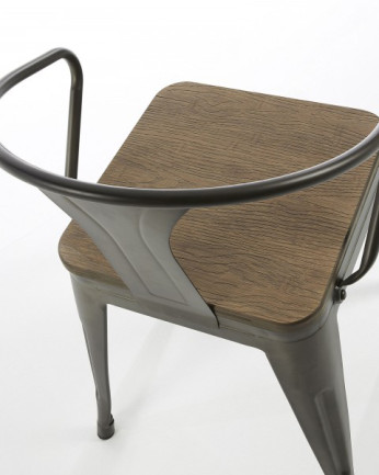 Sillas con brazos en acero en acabado con pintura electroestática y asiento en bambú de 80x51cm