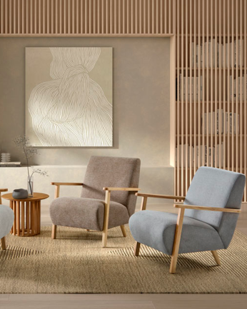 Butaca de madera maciza con asiento de tela en color topo de 82x70cm