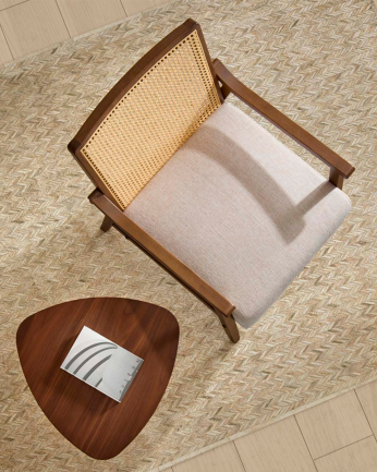 Butaca de madera maciza con asiento de espuma y fibra en acabado nogal de 78x68cm