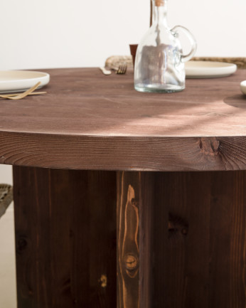 Mesa de comedor redonda de madera maciza en tono nogal de Ø110