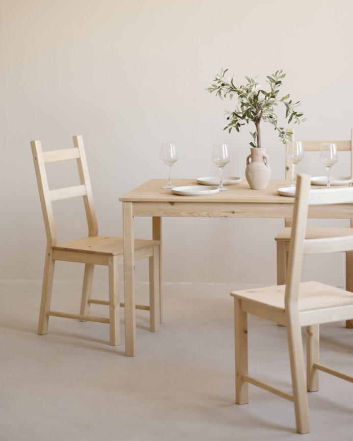 Pack mesa de comedor y 4 sillas de madera maciza en tono roble medio de 120cm
