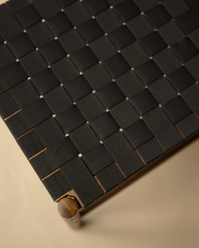 Silla de madera maciza de acacia y asiento tejido negro de 81cm