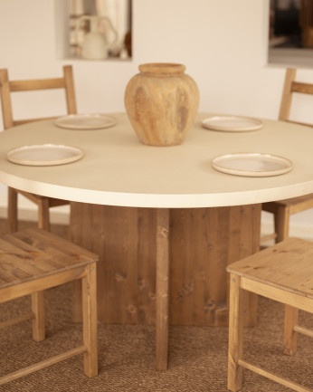 Mesa de comedor redonda de microcemento en tono blanco roto con patas de madera tono roble oscuro en varias medidas