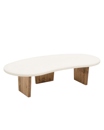 Mesa de centro de microcemento de formas orgánicas con tres patas de madera tono roble oscuro de 120cm