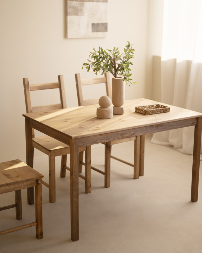 Pack mesa de comedor y 4 sillas de madera maciza en tono roble oscuro de 120cm