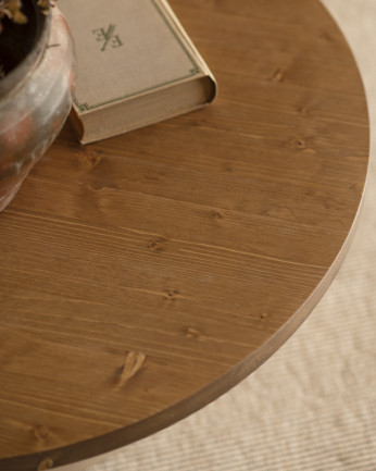 Mesa de centro redonda de madera maciza tono roble oscuro y pata de microcemento tono tierra de 80x30cm
