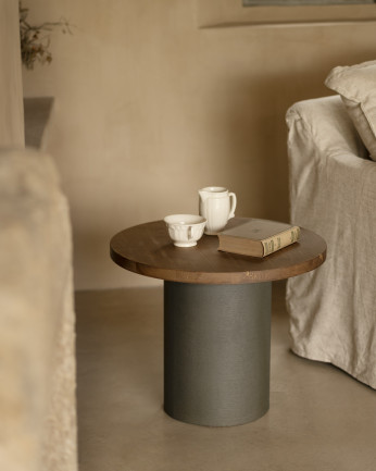Mesa de centro redonda de madera maciza tono roble oscuro y pata de microcemento tono verde de varias medidas