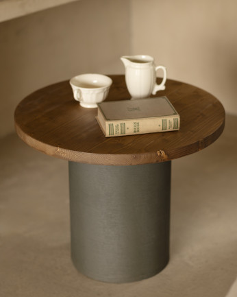 Mesa de centro redonda de madera maciza tono roble oscuro y pata de microcemento tono verde de varias medidas