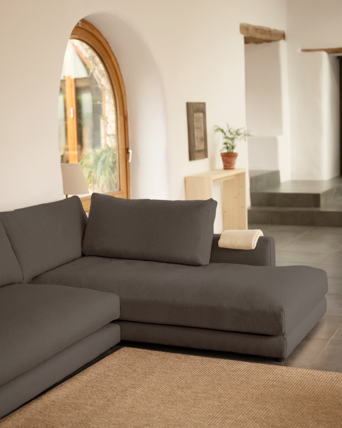 Sofá con chaise longue tono gris oscuro de diferentes medida