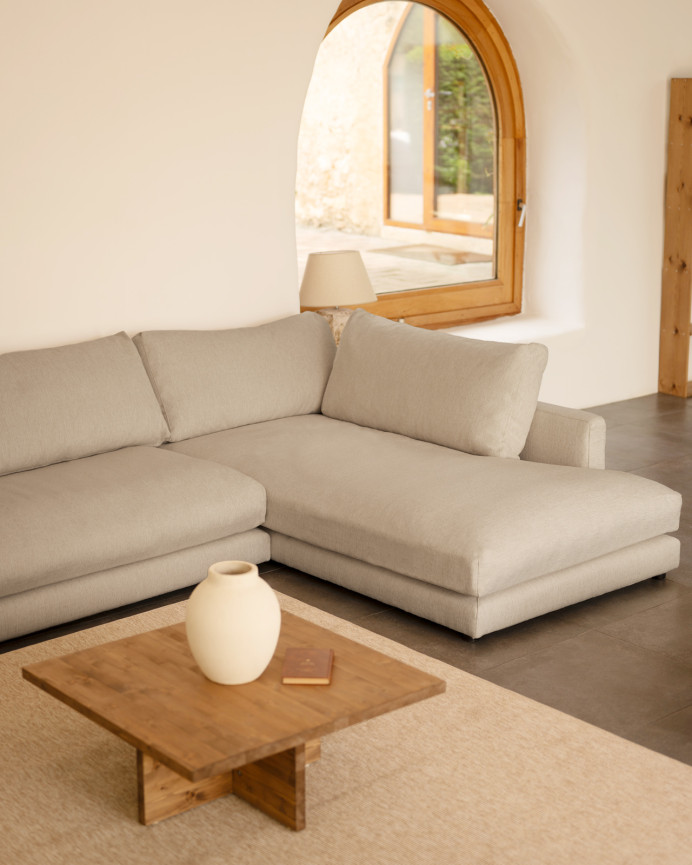 Sofá con chaise longue tono gris claro de diferentes medidas