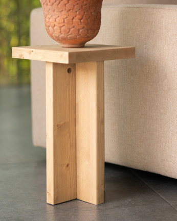 Mesa auxiliar de madera maciza en tono roble medio de 25x25cm